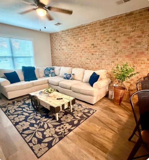 Modern 2 Bedroom Home with Fire Pit, Bikes House in Portsmouth