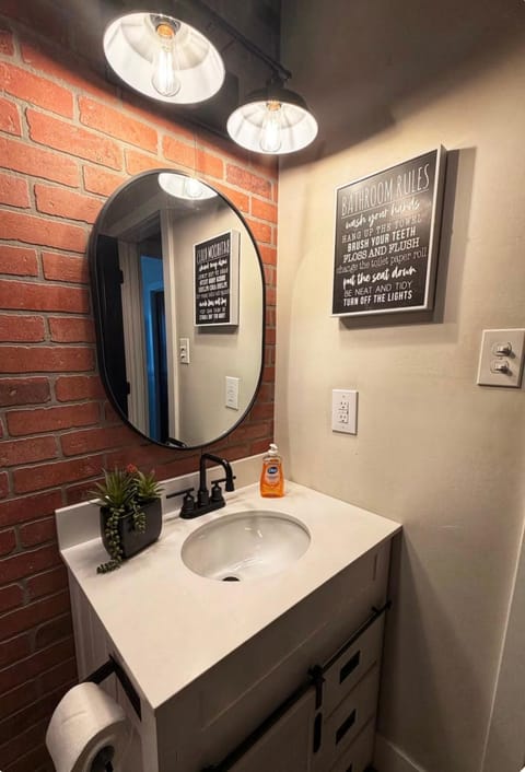 Modern 2 Bedroom Home with Fire Pit, Bikes House in Portsmouth