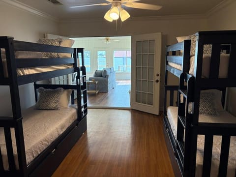 Island getaway 11 beds 4 bedrooms House in False River