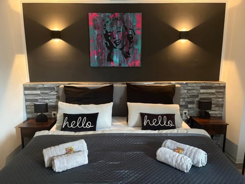 Bed, Decorative detail, Bedroom, towels