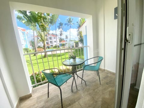 Patio, Day, Garden, View (from property/room), Balcony/Terrace, Living room, Seating area, Dining area, Garden view