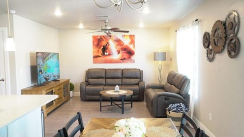 Communal lounge/ TV room, TV and multimedia, Living room, Seating area, Evening entertainment