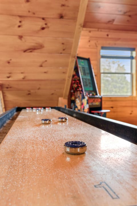 Scenic Log Retreat HotTub, Indoor Pool & Dogs OK House in Sevierville