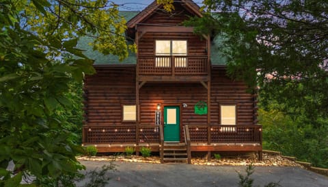 200 Pines- Log Cabin with Fall Views, Hot tub & Indoor Pool Cabin in Sevierville