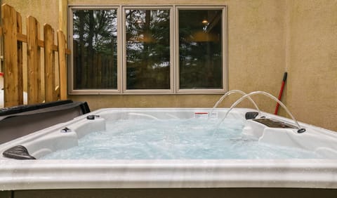Harmony Haven Large Deck Hot Tub Ski House in Kidder Township