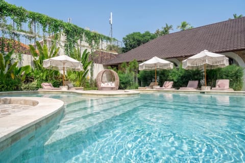 Patio, Swimming pool, sunbed