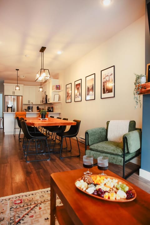 Living room, Photo of the whole room, Seating area, Dining area