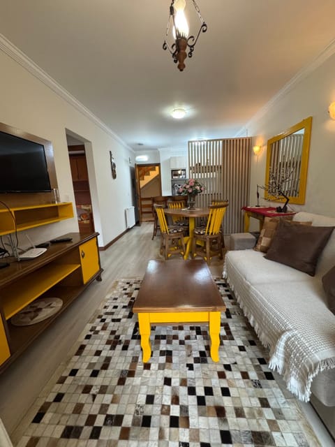 Communal lounge/ TV room, TV and multimedia, Living room, Seating area, Dining area