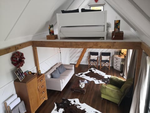 Bed, Photo of the whole room, Seating area