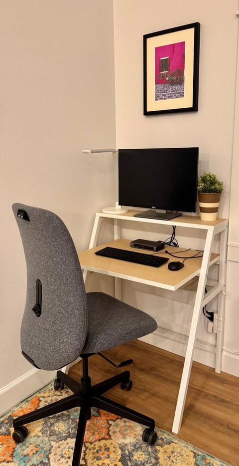 The Grove - A Family Friendly Modern Studio in Portland-Beaverton-Hillsboro House in Beaverton