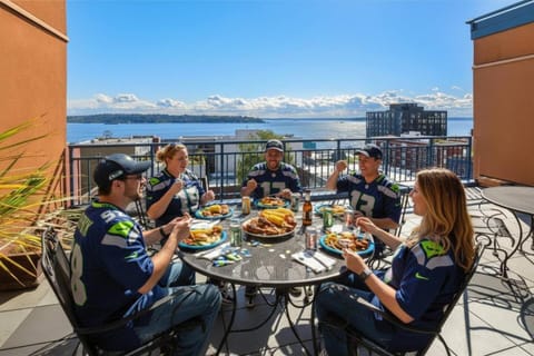 Vibrant City Gem/99 Walk/Pike Pl/Pool/Pet/Parking Apartment in Belltown