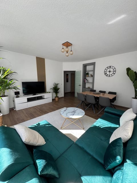 TV and multimedia, Living room, Seating area, Evening entertainment