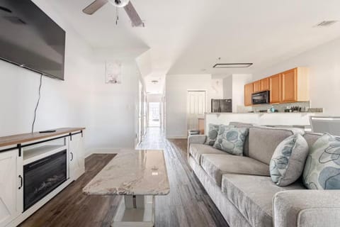 TV and multimedia, Kitchen or kitchenette, Living room, Seating area, oven, stove