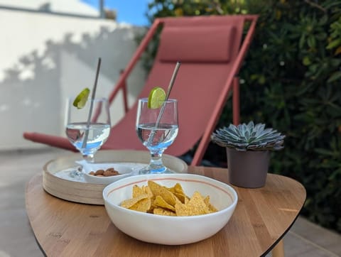 Balcony/Terrace, Food and drinks, Drinks, Alcoholic drinks