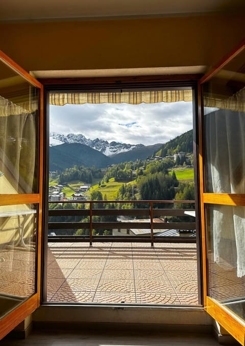 Balcony/Terrace, Mountain view