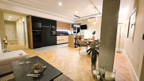 Kitchen or kitchenette, Living room, Seating area, Dining area