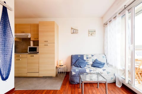 Bed, Kitchen or kitchenette, Living room