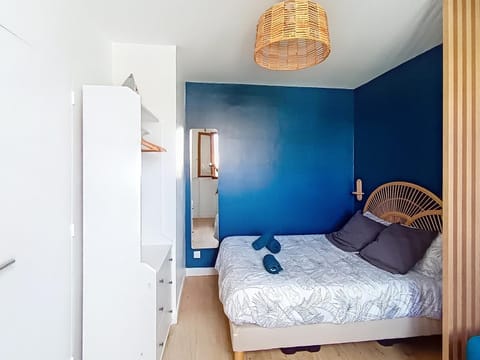 Bedroom, concierge, flat iron, towels