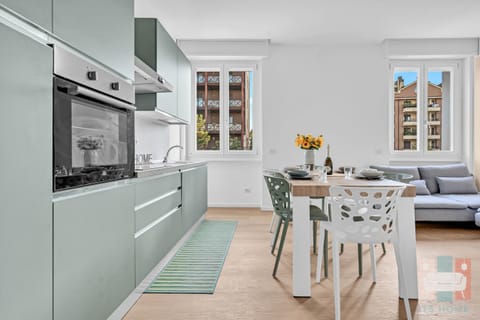 Kitchen or kitchenette, Dining area, oven, stove
