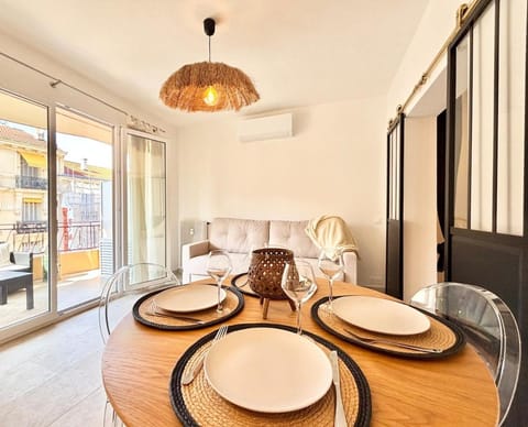 Living room, Seating area, Dining area, air conditioner