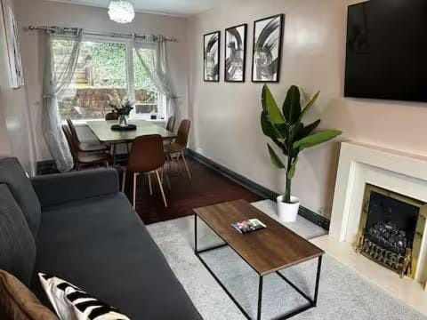 Communal lounge/ TV room, TV and multimedia, Living room, Seating area, Dining area, Evening entertainment