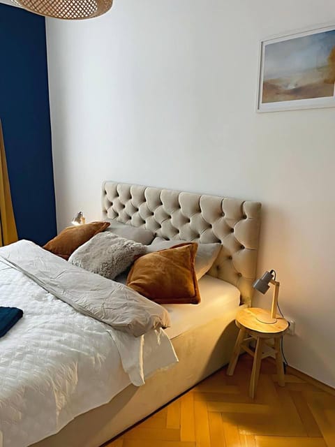 Bed, Living room, Photo of the whole room, Seating area, Bedroom