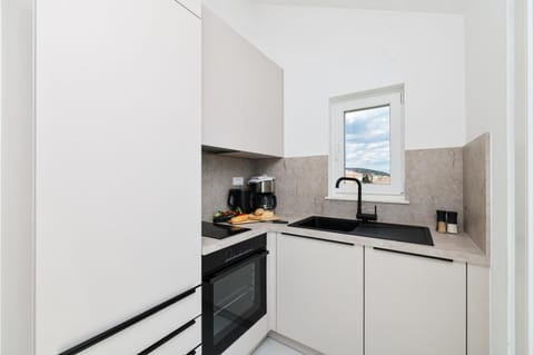 Coffee/tea facilities, Kitchen or kitchenette, oven, stove