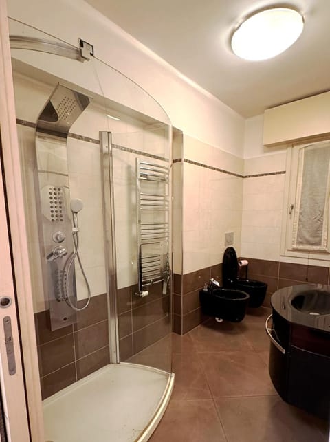 Shower, Toilet, Bathroom, towels