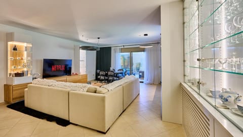 TV and multimedia, Kitchen or kitchenette, Living room, Seating area