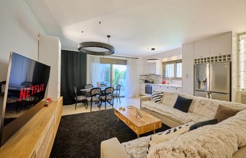 Communal lounge/ TV room, TV and multimedia, Kitchen or kitchenette, Living room, Seating area, Dining area, Evening entertainment