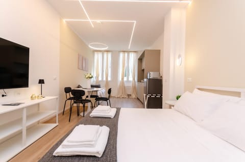 Bed, TV and multimedia, Living room, Photo of the whole room, Bedroom, towels