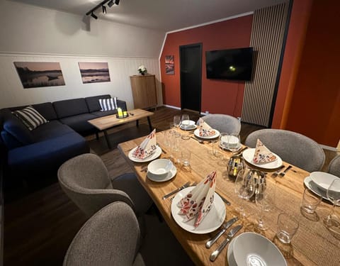 TV and multimedia, Living room, Seating area, Dining area