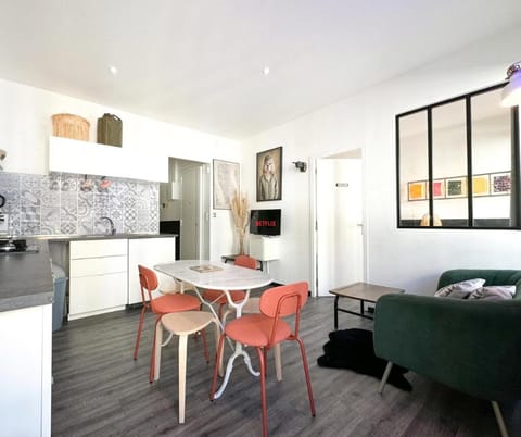 Communal lounge/ TV room, TV and multimedia, Living room, Seating area, Family, internet, stove, kitchen