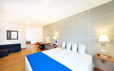 Bed, Hot Tub, Photo of the whole room, Bedroom