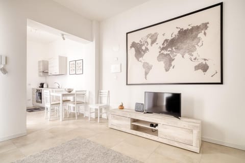 TV and multimedia, Kitchen or kitchenette, Living room, Seating area, Dining area
