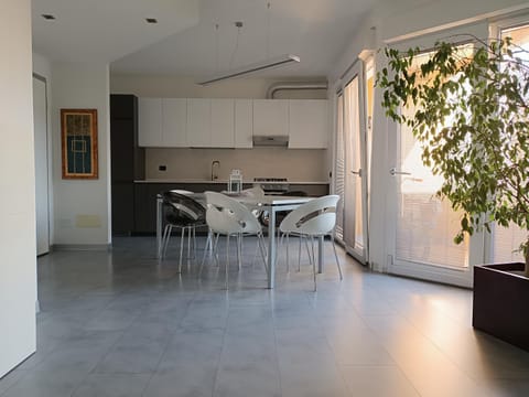 Kitchen or kitchenette, Living room, Seating area, Dining area