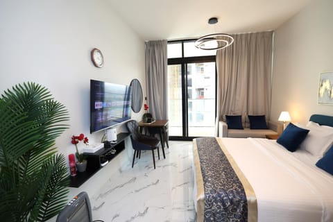 Bed, TV and multimedia, Seating area, Bedroom