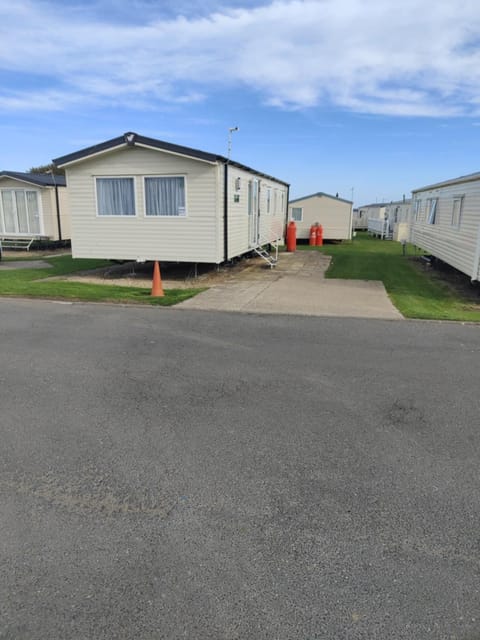 3 Bedroom Static Caravan, Sleeps 8, New 2025! Campground/
RV Resort in Whitley Bay