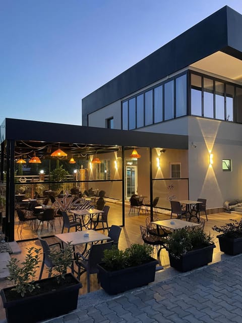 Property building, Restaurant/places to eat