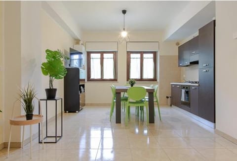 Kitchen or kitchenette, Dining area, oven, stove