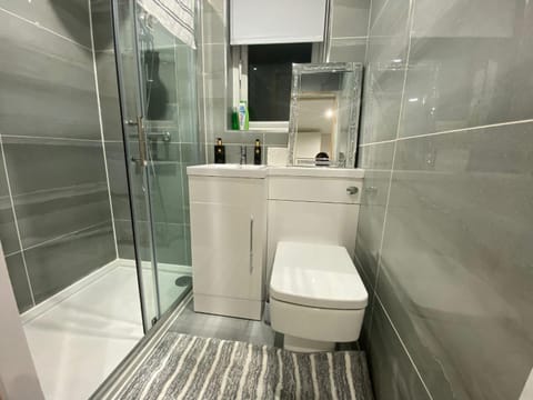 Shower, Toilet