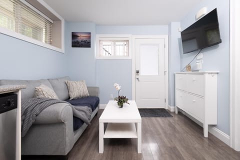 Communal lounge/ TV room, TV and multimedia, Living room, Seating area, Evening entertainment