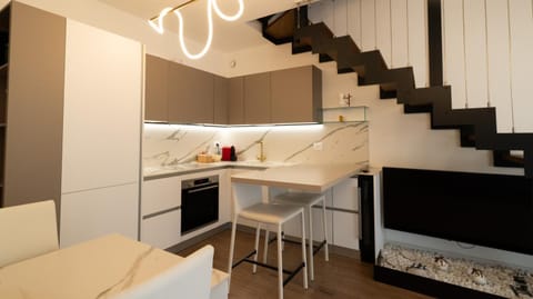 Kitchen or kitchenette, Dining area, oven, stove