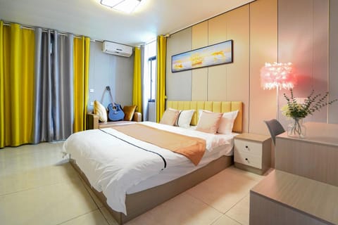 Bed, TV and multimedia, Living room, Photo of the whole room, Seating area, Bedroom, air conditioner