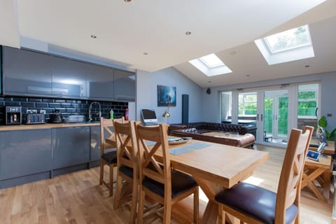 Luxurious Edinburgh Townhouse with Hot Tub Apartment in Edinburgh