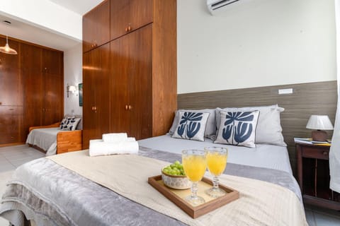Bed, Food and drinks, Photo of the whole room, Bedroom, Drinks, wardrobe, air conditioner