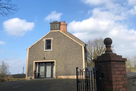 Property building, Facade/entrance, Day, Neighbourhood, Landmark view