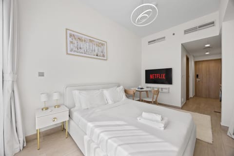 Bed, TV and multimedia, Living room, Photo of the whole room, Seating area, Bedroom