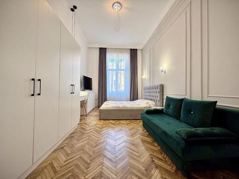 Bed, TV and multimedia, Living room, Photo of the whole room, Seating area, Bedroom, wardrobe