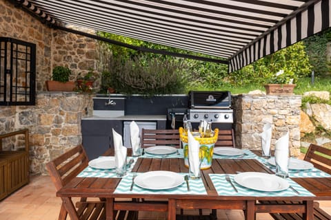 Patio, Day, BBQ facilities, BBQ facilities, Dining area